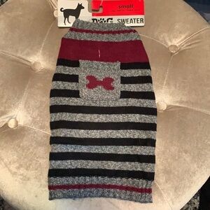 Small dog sweater, leash hole, pocket!